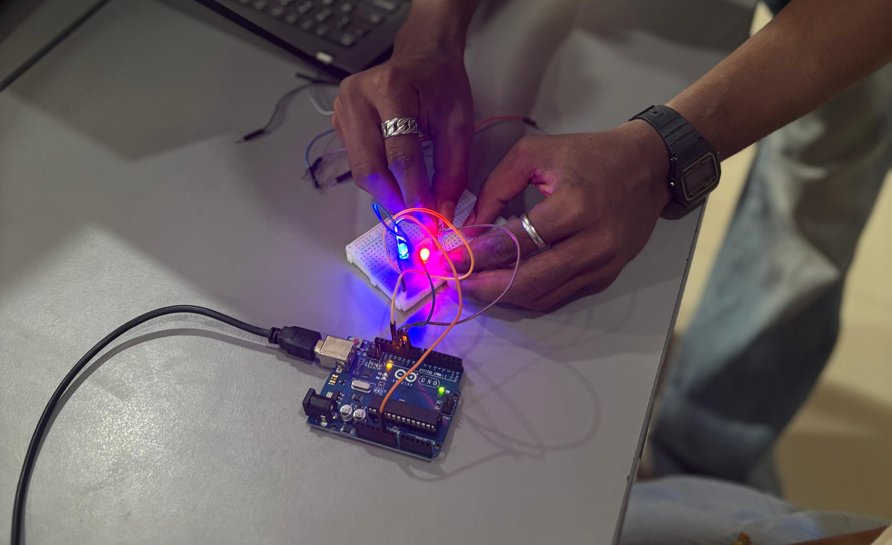 Students building Arduino circuits on Arduino Day